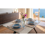 Zona pranzo luminosa con tavolo in vetro e vista sulla terrazza Appartamento Zaffiro